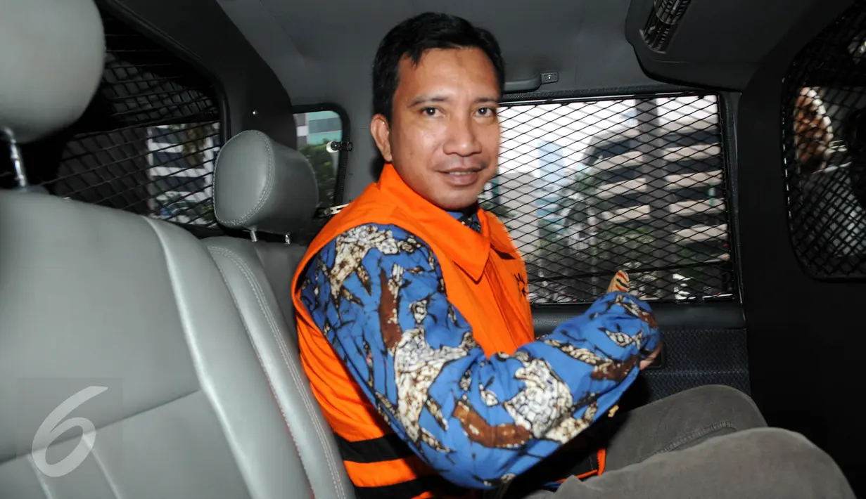 Anggota DPRD Musi Banyuasin F-PAN Ujang M Amin saat akan meninggalkan Gedung KPK, Jakarta, Selasa (14/6). Berkas tersangka suap persetujuan LKPJ 2014 dan pengesahan APBD Muba tahun 2015 itu sudah lengkap dan siap disidangkan. (Liputan6.com/Helmi Afandi)