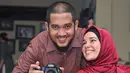 Jika dilihat dari foto yang dipostingnya, Dewi Sandra dan Agus Rahman selalu tersenyum bahagia. (Foto: instagram.com/agoozerahman)
