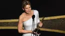 Aktris Renee Zellweger menyampaikan pidato saat menerima piala Oscar di atas panggung ajang Academy Awards ke-92 di Dolby Theatre, Los Angeles, Minggu (9/2/2020). Renee Zellweger berhasil menyabet penghargaan sebagai Aktris Terbaik lewat perannya di film 'Judy'. (Kevin Winter/Getty Images/AFP)