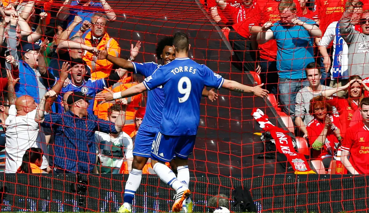 Fernando Torres berlari ke arah Willian yang berhasil memastikan keunggulan Chelsea atas Liverpool 2-0 dalam laga lanjutan Liga Primer Inggris di stadion Anfield, Liverpool, (27/4/2014). (REUTERS/Darren Staples)