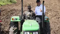 Menteri Pertanian Andi Amran Sulaiman saat melakukan tanam padi bersama petani di Desa Waninggap Kai, Distrik Semangga, Kabupaten Merauke, Sabtu (4/7/2026). (Foto: Liputan6.com/Lukman R)