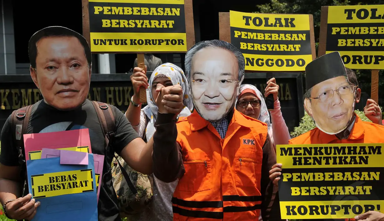 Di depan kantor Kemenkum HAM, massa Koalisi Masyarakat Sipil Anti-Korupsi menolak pembebasan bersyarat kepada koruptor, Jakarta, (22/9/14). (Liputan6.com/Johan Tallo)