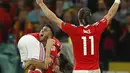 Pemain Wales, Joe Allen, Neil Taylor dan Gareth Bale merayakan kemenangan timnya atas Belgia 3-1 pada perempat final piala Eropa 2016 di Stade Pierre-Mauroy, Lille, Prancis, Sabtu (2/7/2016) dini hari WIB. (REUTERS/Carl Recine)