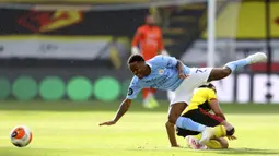 Pemain Manchester City Raheem Sterling  berebut bola dengan pemain Watford Troy Deeney pada lanjutan Liga Premier Inggris di Stadion Vicarage Road, Watford, Inggris, Selasa (21/7/2020). Manchester City menang 4-0. (Richard Heathcote/Pool via AP)