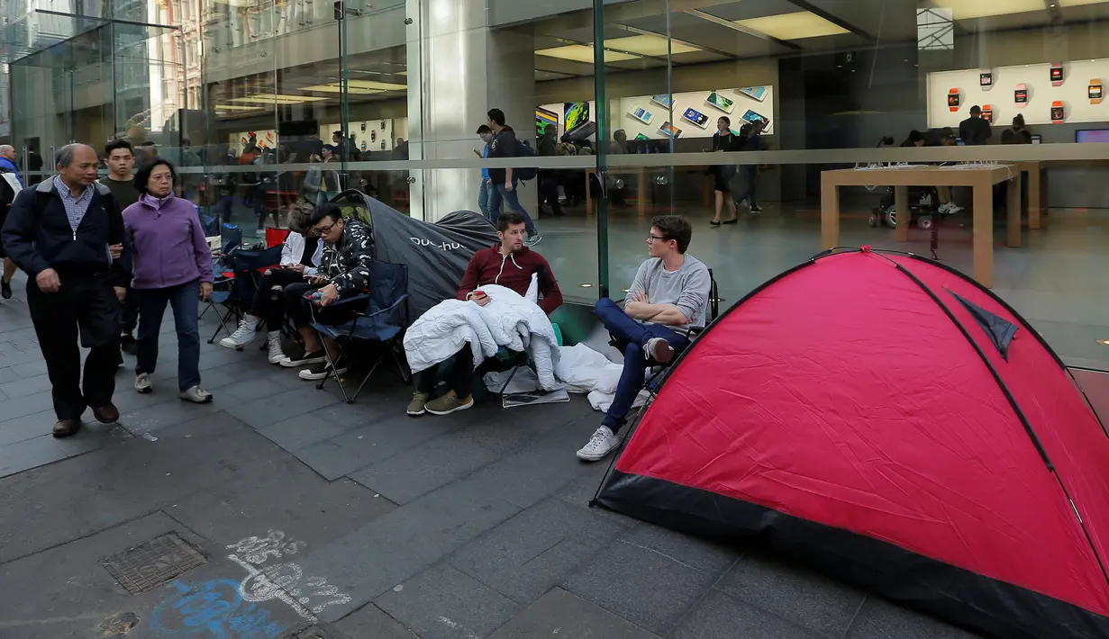 Para penggemar iPhone 7 mulai mendirikan tenda di trotoar di depan toko, Australia, Sydney, Kamis (15/9). Selain tenda, penggemar iPhone 7 juga membawa kursi lipat. (REUTERS / Jason Reed)