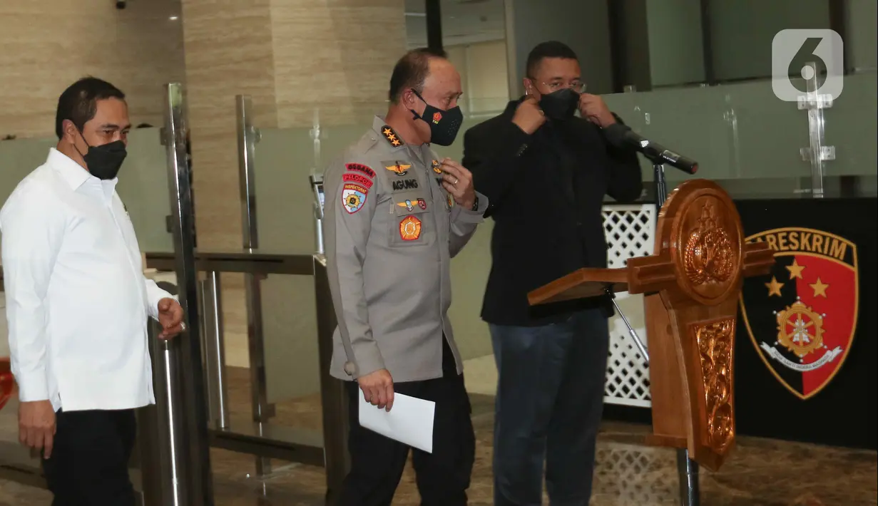 Irwasum Komjen Agung Budi Maryoto bersiap memberikan keterangan dalam jumpa pers di Gedung Bareskrim Mabes Polri, Jakarta, Jumat (19/8/2022). Polri menetapkan istri mantan Kadiv Propam Polri Irjen Ferdy Sambo, Putri Candrawathi, sebagai tersangka terkait kasus kematian Brigadir J atau Brigadir Nofriansyah Yoshua Hutabarat. (Liputan6.com/Herman Zakharia)
