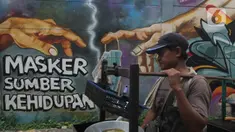 Pedagang melintasi mural bertema covid-19 di Tanah Tinggi, Tangerang, Sabtu (29/1/2022). Kasus Covid-19 varian Omicron di Indonesia terus bertambah dan wilayah penyebarannya semakin meluas. Diperkirakan, kasus omicron sudah mendominasi penularan virus corona di Jawa Bali. (Liputan6.com/Angga Yuniar)