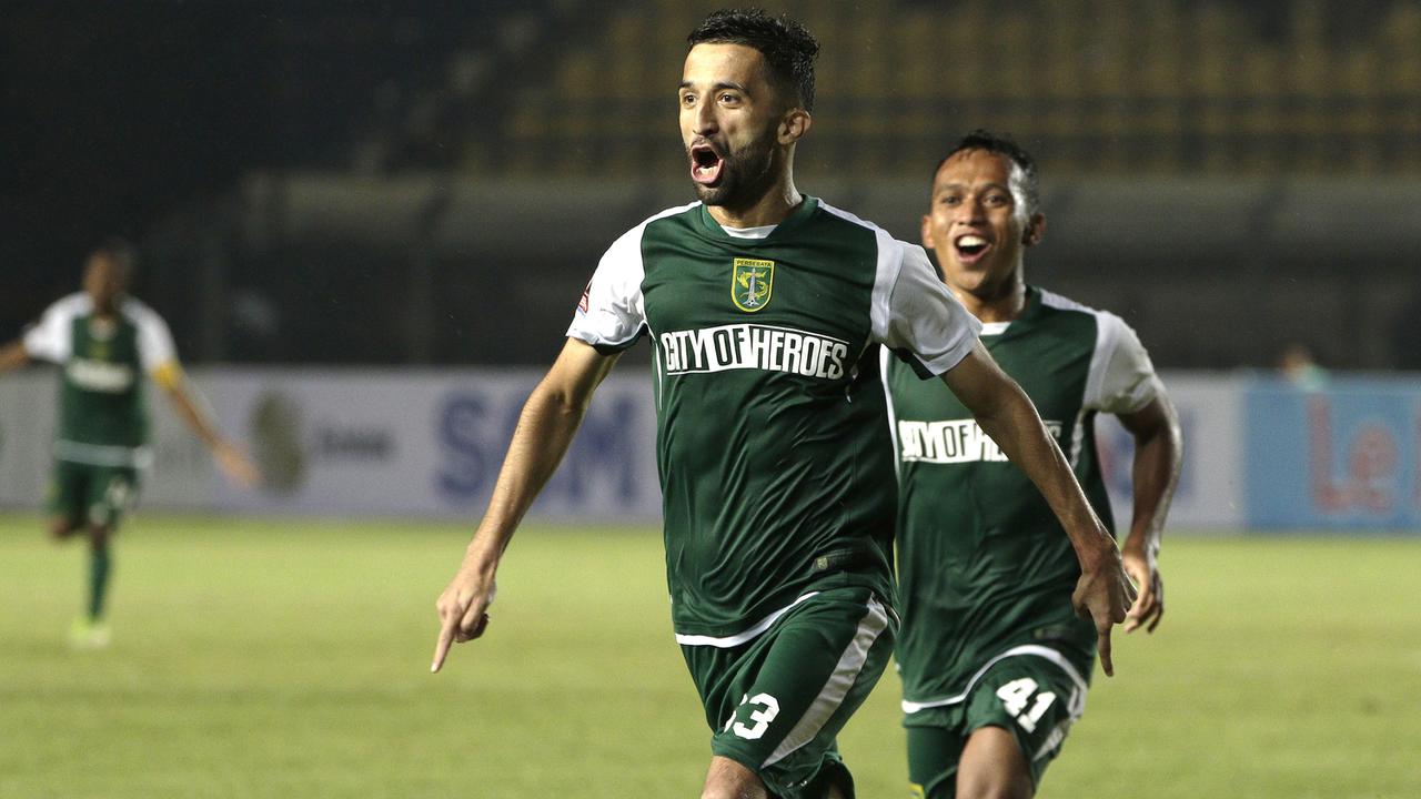 Striker Persebaya Surabaya, Manuchehr Jalilov, merayakan gol yang dicetaknya ke gawang Perseru Serui pada laga Piala Presiden 2019. (Bola.com/Yoppy Renato)
