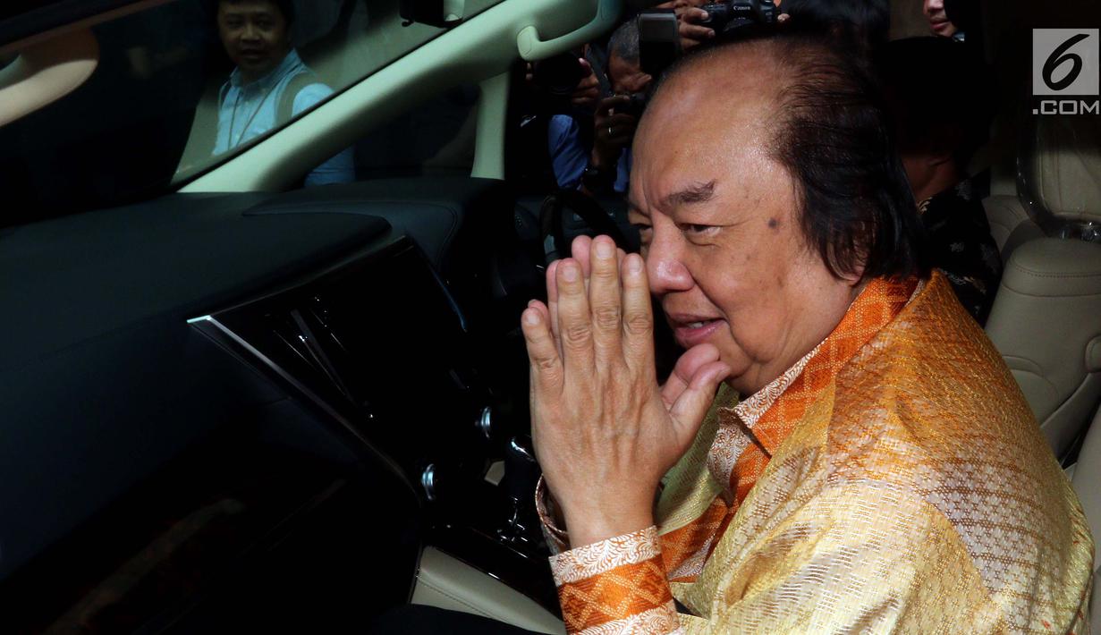 Pendiri Mayapada Group Dato Sri Tahir usai menukarkan dolar  AS dan dolar Singapura, Jakarta, Senin (15/10). Tahir menukarkan uang sebanyak USD 93 juta-55 juta dolar Singapura sekitar Rp 2 triliun. (Liputan6.com/Johan Tallo)