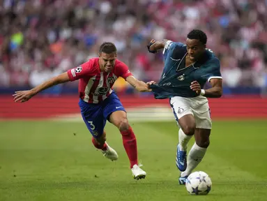 Bek Atletico Madrid Cesar Azpilicueta berebut bola dengan gelandang Feyenoord, Quinten Timber pada matchday kedua Grup E Liga Champions di Stadion Wanda Metropolitano, Kamis (5/10/2023) dini hari WIB. (AP Photo/Bernat Armangue)