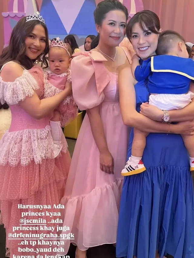 Gaya Serasi Jessica Mila dan Putrinya Cosplay Jadi Princess. [@viv_viviane]