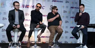 Grup band ST12 kembali menghasilkan karya terbarunya lewat single bertajuk Friend Zone. Sebelumnya, di awal tahun 2017 lagu berjudul Pergi Saja dirilisnya. Namun sekarang hadir warna yang berbeda. (Deki Prayoga/Bintang.com)