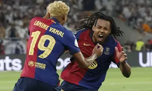 Pemain Barcelona, Jules Kounde melakukan selebrasi setelah mencetak gol penentu kemenangan ke gawang Real Madrid dalam laga final Copa Del Rey di La Cartuja stadium, Sevilla, Spanyol. (AFP/Pierre-Philippe Marcou)