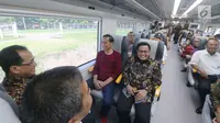 Presiden Joko Widodo (Jokowi) bersama rombongan menjajal menaiki kereta menuju Stasiun Sudirman Baru, Selasa (2/1). Jokowi bersama rombongan menjajal kereta bandara usai peresmian Stasiun Bandara Soekarno-Hatta. (Liputan6.com/Pool/Kurniawan)