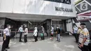 Warga antre untuk mencairkan dana bantuan sosial tunai (BST) di ATM Bank DKI kawasan Matraman, Jakarta, Rabu (21/7/2021). BST disalurkan melalui rekening Bank DKI sebesar Rp 600 ribu per KK yang merupakan rapelan tahap 5 dan 6 atau bulan Mei dan Juni. (merdeka.com/Iqbal S. Nugroho)