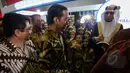 Sejumlah bocah terlihat gembira saat melihat Presiden Jokowi hadir dalam AITIS 2015 di kawasan Jiexpo, Jakarta, Rabu (13/5/2015). AITIS 2015 memamerkan beragam produk unggulan industri kecil dan menengah (IKM). (Liputan6.com/Faizal Fanani)