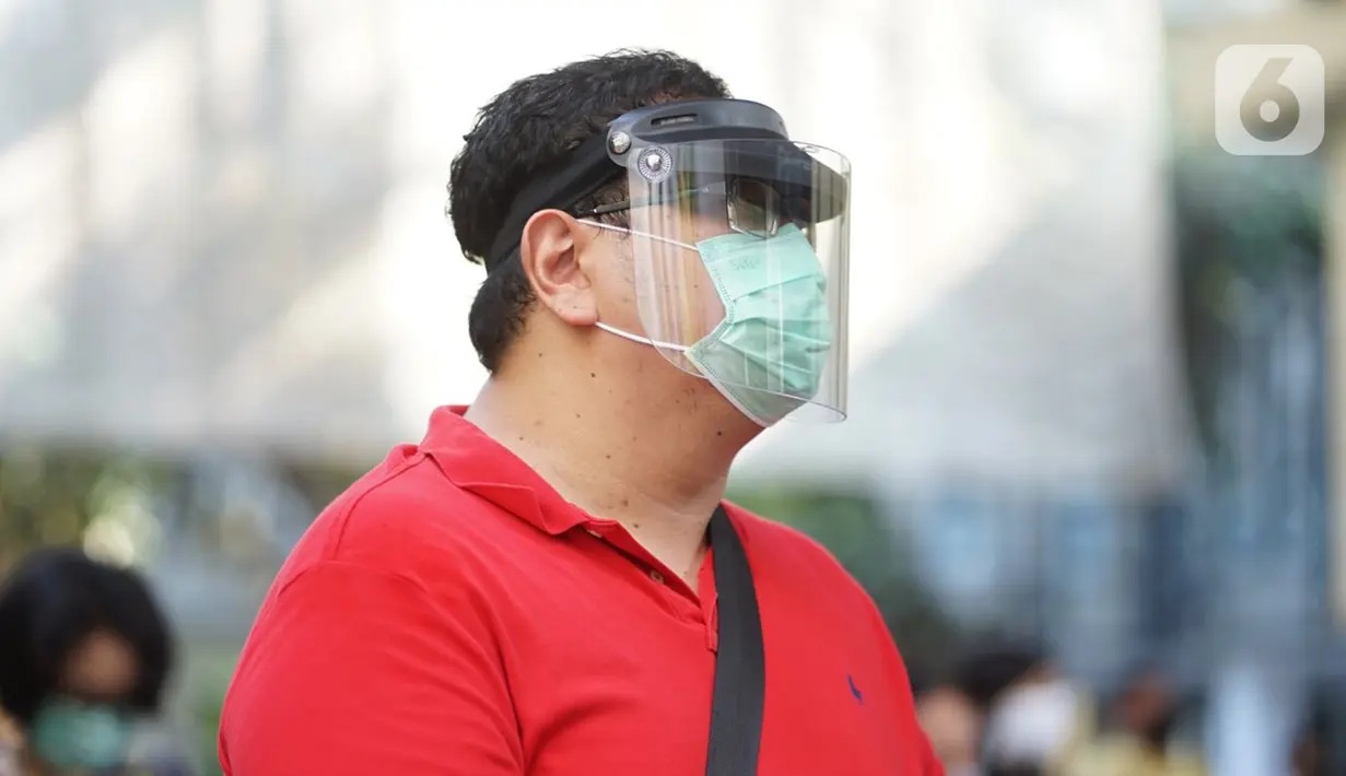 Umat Katolik melaksanakan ibadah misa dengan tetap mengenakan masker di Gereja Katedral Jakarta, Minggu (12/7/2020). Gereja Katedral Jakarta kembali menggelar misa bagi umat Katolik dengan menerapkan protokol kesehatan untuk mencegah penularan Covid-19. (Liputan6.com/Immanuel Antonius)