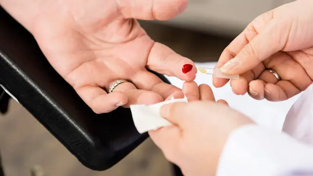 Dilarang Tusuk Jari dengan Jarum untuk Menangani Stroke