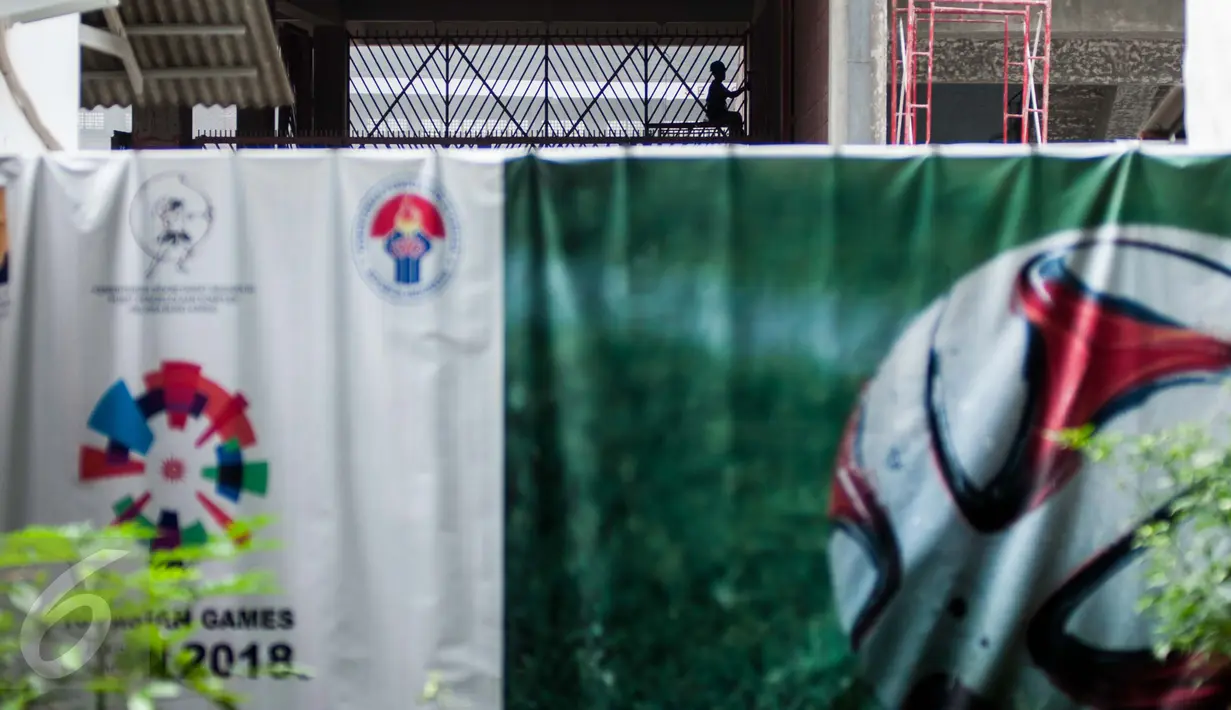 Aktivitas pekerja saat menyelesaikan pembangunan renovasi Stadion Utama GBK di kompleks Gelora Bung Karno, Senayan, Jakarta, Selasa (31/1). (Liputan6.com/Gempur M Surya)