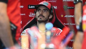 Pembalap MotoGP Italia dari Tim Ducati Lenovo, Francesco Bagnaia, mendengarkan seorang mekanik selama sesi latihan menjelang Grand Prix MotoGP Valencia di sirkuit Ricardo Tormo di Cheste pada 15 November 2025. (Jose Jordan/AFP)
