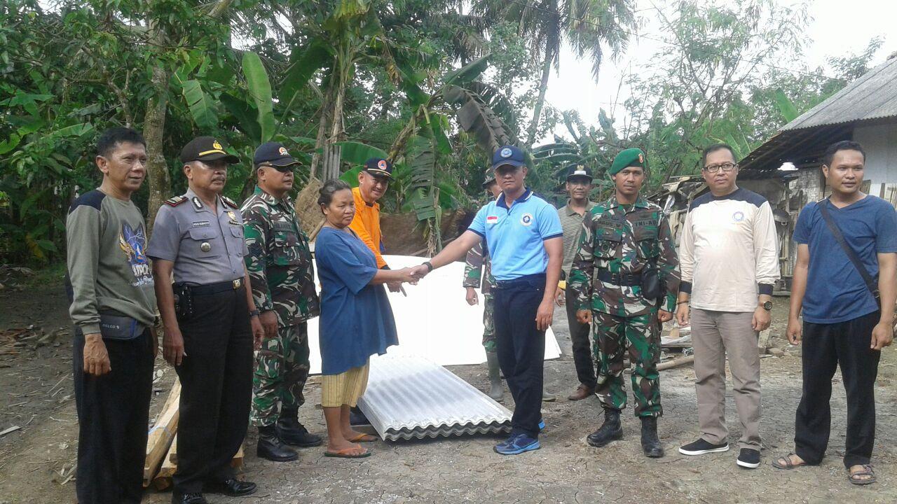 Bantuan berupa bahan bangunan dan logistik (bahan makanan) diserahkan kepada korban wilayah terdampak. (Foto: Liputan6.com/Muhamad Ridlo)