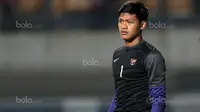 Kiper Timnas Indonesia U-19, Muhammad Riyandi  saat uji coba melawan Espanyol B pada laga persahabatan di Stadion GBLA, Bandung, (15/7/2017). Timnas U-19 kalah 2-4. (Bola.com/Nicklas Hanoatubun)