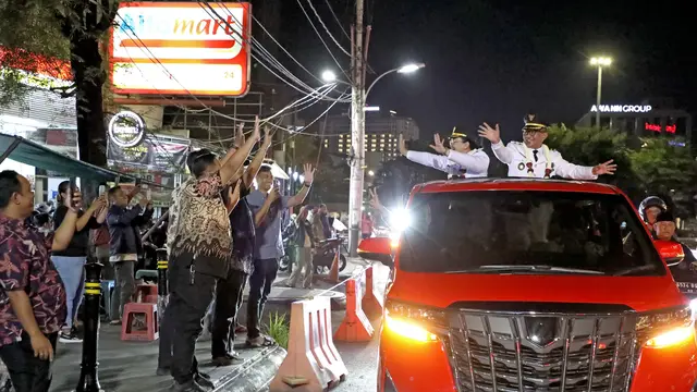 Wali Kota Semarang Agustina Wilujeng dan wawali Iswar Aminuddin diarak keliling Semarang setelah mendarat usai dilantik oleh Presiden RI Prabowo Subianto. (Foto: Liputan6.com/ Felek Wahyu)