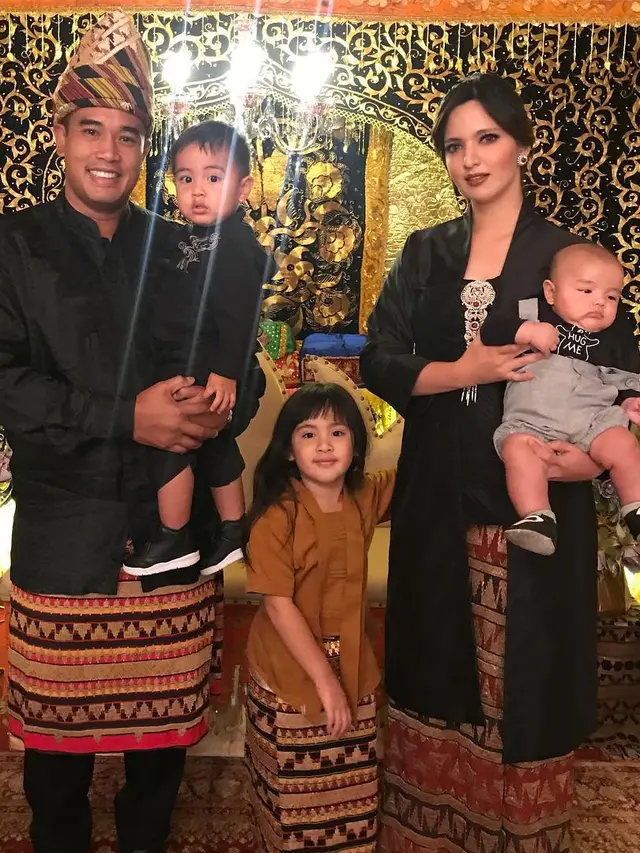 [Bintang] 8 Tahun Menikah, Ini 8 Foto Kebersamaan Nia Ramadhani dan Ardi Bakrie