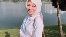 Tak hanya bermain dengan warna pastel, Ayana juga percaya diri menggunakan baju putih. Tak lupa dengan jilbab motif yang diikatkan ke belakang, dengan gaya hijab tersebut muka Ayana terlihat lebih tirus (Liputan6.com/IG/xolovelyayana)