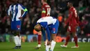 Ekspresi gelandang Porto, Yacine Brahimi usai takluk di kandang Liverpool pada leg 1, babak perempat final Liga Champions yang berlangsung di Stadion Anfield, Liverpool, Rabu (10/4). Liverpool menang 2-0 atas Porto (AFP/Glyn Kirk)