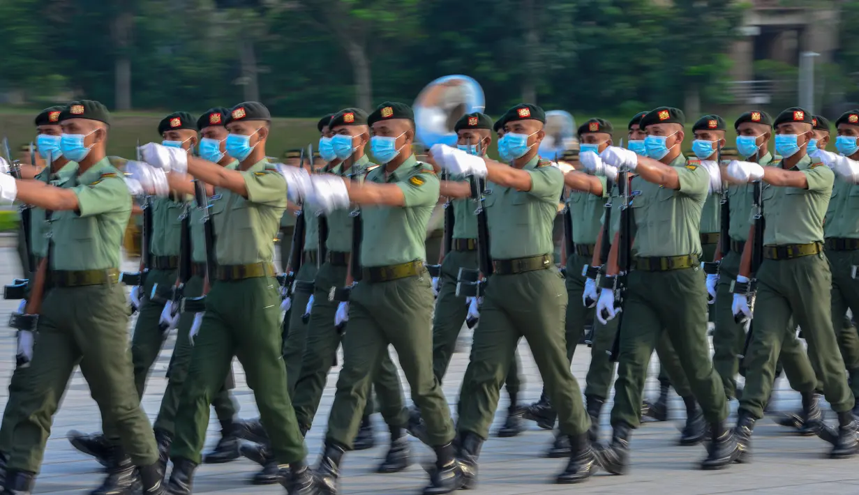 Pasukan kehormatan mengikuti latihan jelang Hari Kemerdekaan Malaysia di Putrajaya, Malaysia (28/8/2020). Malaysia akan merayakan hari kemerdekaannya pada 31 Agustus. (Xinhua/Chong Voon Chung)