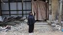Sabah Al-Turk, 64 tahun, berpose di depan rumahnya yang hancur di Jabalia, Jalur Gaza utara, pada 9 Februari 2025. (Bashar TALEB/AFP)