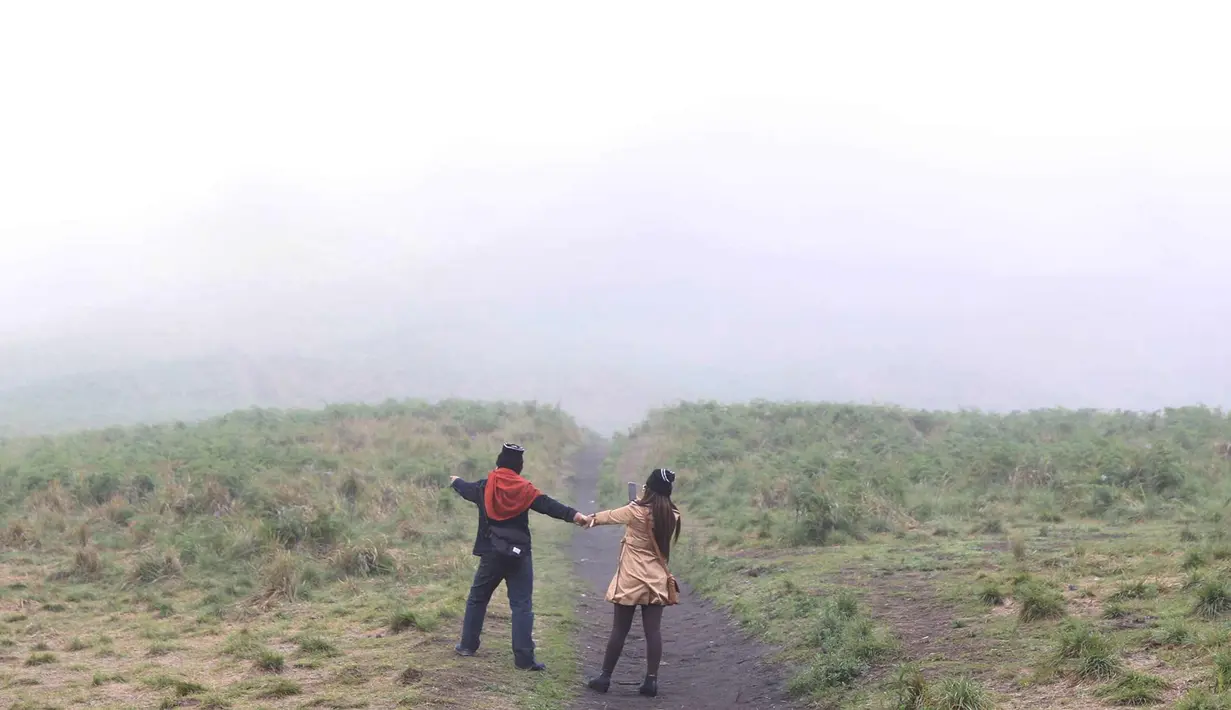 Tidak hanya saat cerah, namun kabut tebal yang meyelimuti kawasan tersebut juga menampilkan suasana yang lebih eksotis juga romantis bagi pengunjung. (Liputan6.com/Immanuel Antonius)