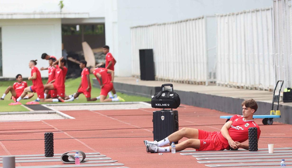 Pelatih Timnas Indonesia, John Herdman, menekankan pentingnya kesiapan mental dan fokus sejak menit awal agar tidak kecolongan oleh Bulgaria. Tampak dalam foto, para pemain Timnas Indonesia saat sesi latihan untuk FIFA Series 2026 Stadion Madya, Kompleks Gelora Bung Karno, Senayan, Jakarta, Minggu (29/3/2026). (Bola.com/M Iqbal Ichsan)