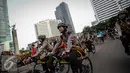 Sejumlah polwan bersepeda melakukan patroli di kawasan Bunderan HI, Jakarta (15/1). Polwan dari Sabhara Polda Metro Jaya ini melakukan patroli pengamanan pelaksanaan hari bebas kendaraan bermotor di jalan Sudirman-Thamrin. (Liputan6.com/Faizal Fanani)