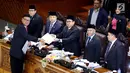 Mendagri, Tjahjo Kumolo menyerahkan dokumen pandangan Akhir Pemerintah kepada Ketua Sidang Paripurna Fadli Zon saat sidang paripurna ke-9 di gedung Parlemen, Senayan, Jakarta, Selasa (24/10). (Liputan6.com/Johan Tallo)