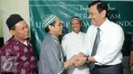 Menkopolhukam Luhut Panjaitan bersalaman dengan Ali Imron saat menghadiri kajian "Peran Islam untuk Perdamaian Indonesia, Jakarta, Selasa (28/6). Kajian Ramadan diselenggarakan oleh Wahid Foundation. (Liputan6.com/Helmi Afandi)