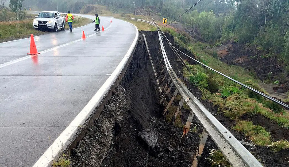 Sebagian tanah longsor akibat gempa berkekuatan 7,6 SR melanda Pulau Chiloe, Chili, Minggu (25/12). Sejauh ini belum ada laporan korban jiwa.( REUTERS / Stringer )