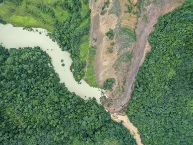 Foto dari udara memperlihatkan lokasi tanah longsor di Desa Liujing, Distrik Wulong, Chongqing, China (26/7/2020). Aliran sungai di Kota Chongqing terhambat akibat tanah longsor, membentuk genangan air yang mengancam kota-kota kecil di sekitar lokasi dan sebuah pembangkit listrik. (Xinhua/Huang Wei)