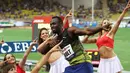 Aksi Usain Bolt menari bersama wanita-wanita cantik usai menjuarai kejuaraan atletik lari 100m Diamond League di Stadium Louis II, Monaco, (21/7). Usain Bolt merupakan pelari Juara Olimpiade delapan kali. (AFP Photo/Yann Coatsaliou)