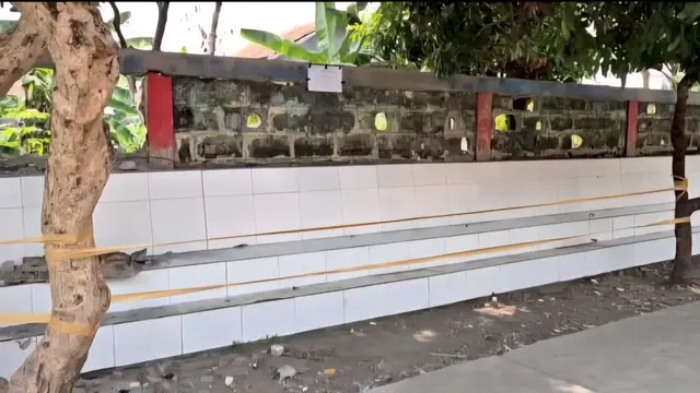 Kondisi tembok pagar SDN Tapos 3, Depok, usai ambruk dan melukai siswa saat menunggu jam pelajaran olahraga. (Liputan6.com/Dicky Agung Prihanto)