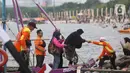 <p>Pengunjung turun dari kapal di Pantai Ancol di Taman Impian Jaya Ancol, Jakarta, Rabu (4/5/2022). Objek wisata tersebut kembali ramai dikunjungi wisatawan pada saat liburan Hari Raya Idul Fitri 1443 H setelah dua tahun sebelumnya sempat mengalami penurunan kunjungan wisatawan akibat pandemi Covid-19. (Liputan6.com/Herman Zakharia)</p>