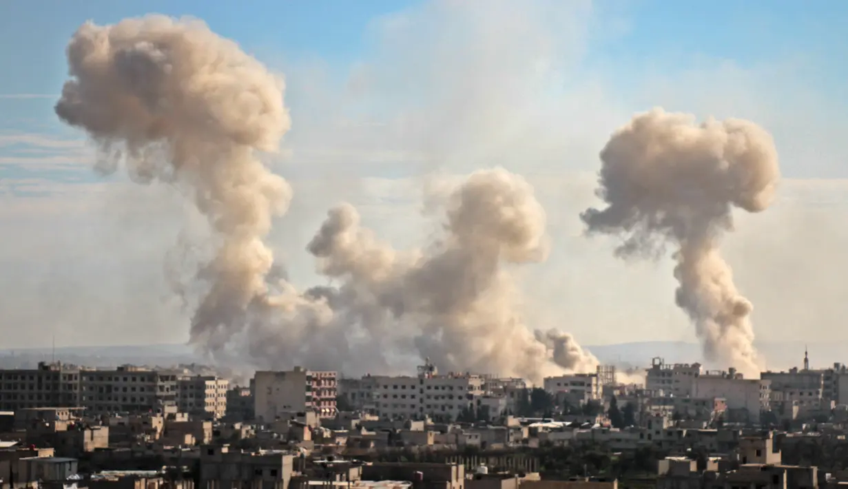 Asap membumbung tinggi setelah pasukan pemerintah membombardir wilayah Ghouta Timur, Damaskus, Suriah, Senin (19/2). Hampir 400 ribu orang tinggal di Ghouta Timur, wilayah di Suriah yang telah dikepung sejak 2013. (AFP PHOTO/Hamza Al-Ajweh)