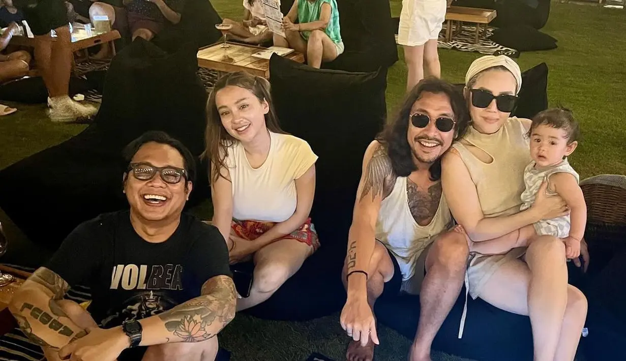 Di sana ia juga hangout bareng Marcello Tahitoe, yang membawa keluarga kecilnya liburan. [Instagram.com/pergijauh]