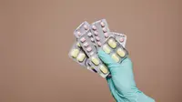 Obat Covid-19 produksi perusahaan farmasi Amerika Serikat Molnupiravir diupayakan tiba di Indonesia pada akhir tahun 2021. (pexels/karolinagrabowska).