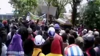 Korban Peluru Nyasar Diusung Ratusan Warga ke Polsek Mimika Baru