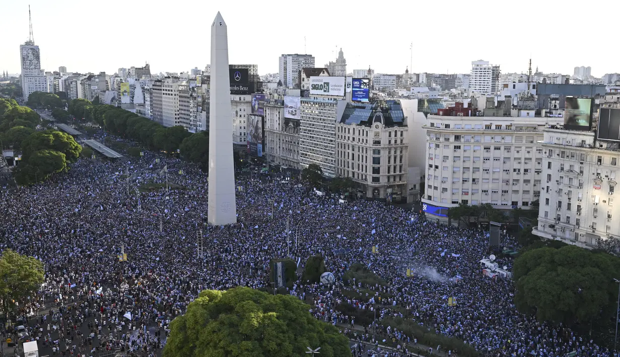 <p>Para penggemar Argentina merayakan kemenangan atas Kroasia pada pertandingan semifinal Piala Dunia Qatar 2022 di Obelisk di Buenos Aires, Rabu (14/12/2022). Argentina berhasil melaju ke final Piala Dunia 2022 usai mengalahkan Kroasia 3-0. (AFP/Luis Robayo)</p>