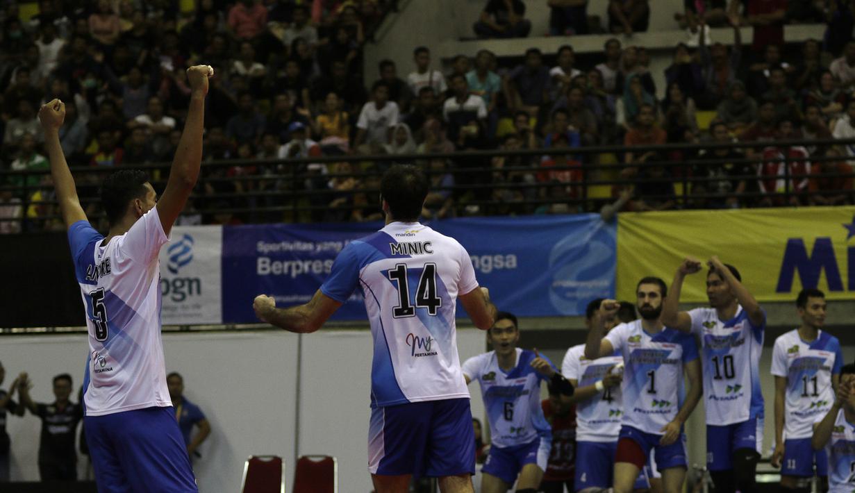 Pemain Jakarta Pertamina Energi merayakan kemenangan atas Palembang Bank Sumselbabel dalam ajang Proliga 2019 di GOR Among Rogo, Yogyakarta, Minggu (24/12). JPE menang 3-1 atas PBS. (Bola.com/Yoppy Renato)