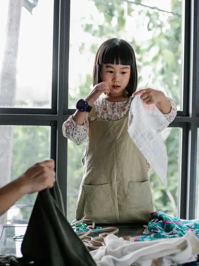 Anak sedang memilih pakaian
