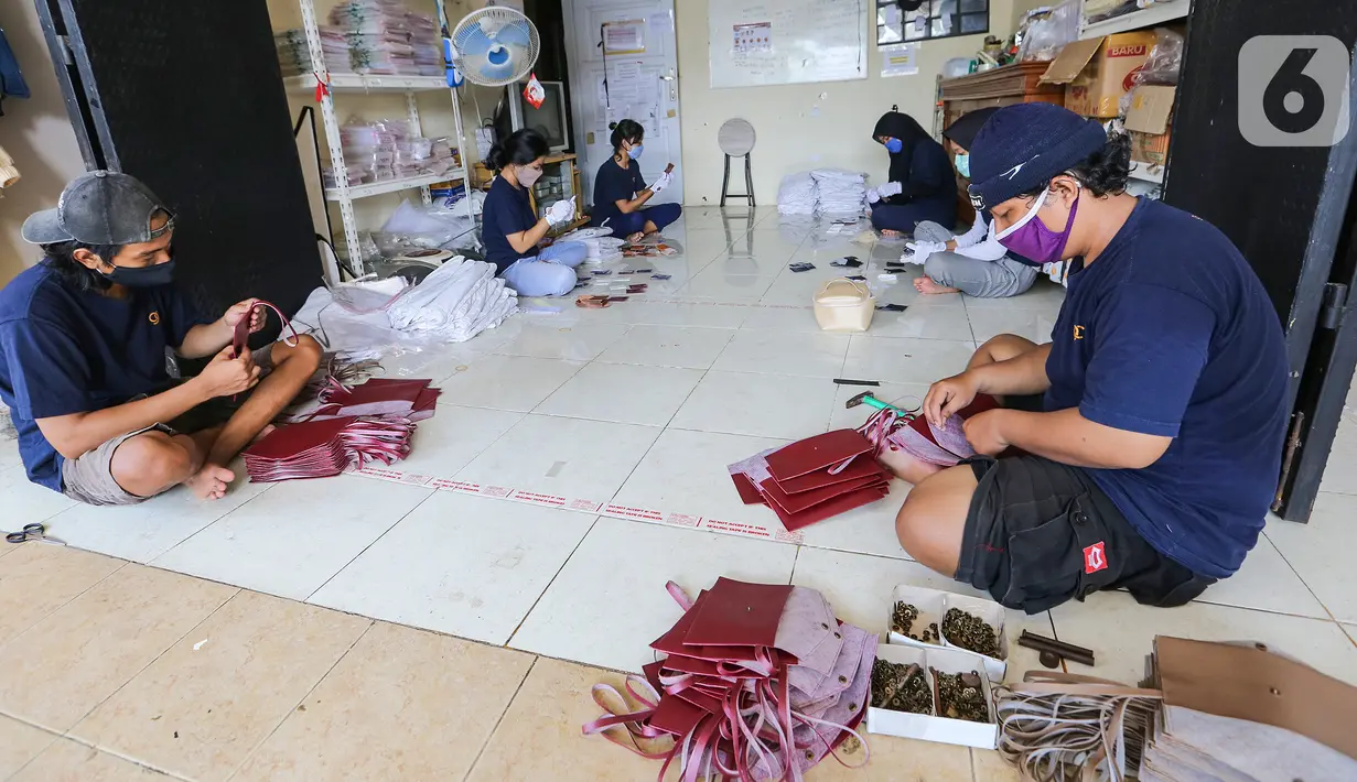 Pekerja membuat pouch gemilang berisikan sabun cuci tangan berukuran kertas di Gemilang Craft Pamulang, Tangerang Selatan, Kamis (23/4/2020). Industri kreatif ini mampu memproduksi 1000 sabun cuci tangan sebagai pengganti hand sanitizer yang bisa dibawa beraktifitas. (Liputan6.com/Fery Pradolo)